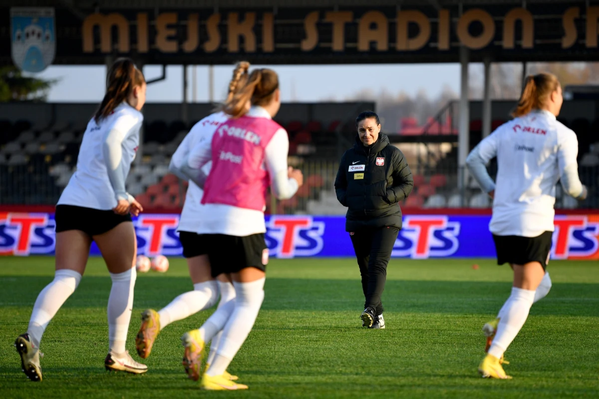 Jesienią rozgrywki zainauguruje piłkarska Liga Narodów kobiet. Rozgrywki będą wzorowane na systemie, który znamy już od kilku lat z męskiego futbolu. We wtorek w losowaniu rywalki poznają Biało-Czerwone. Polki zagrają w Dywizji B, ale będą losowane w niej z najmocniejszego, pierwszego koszyka. Kobieca Liga Narodów będzie miała niebagatelne znaczenie także dla eliminacji Euro 2025.