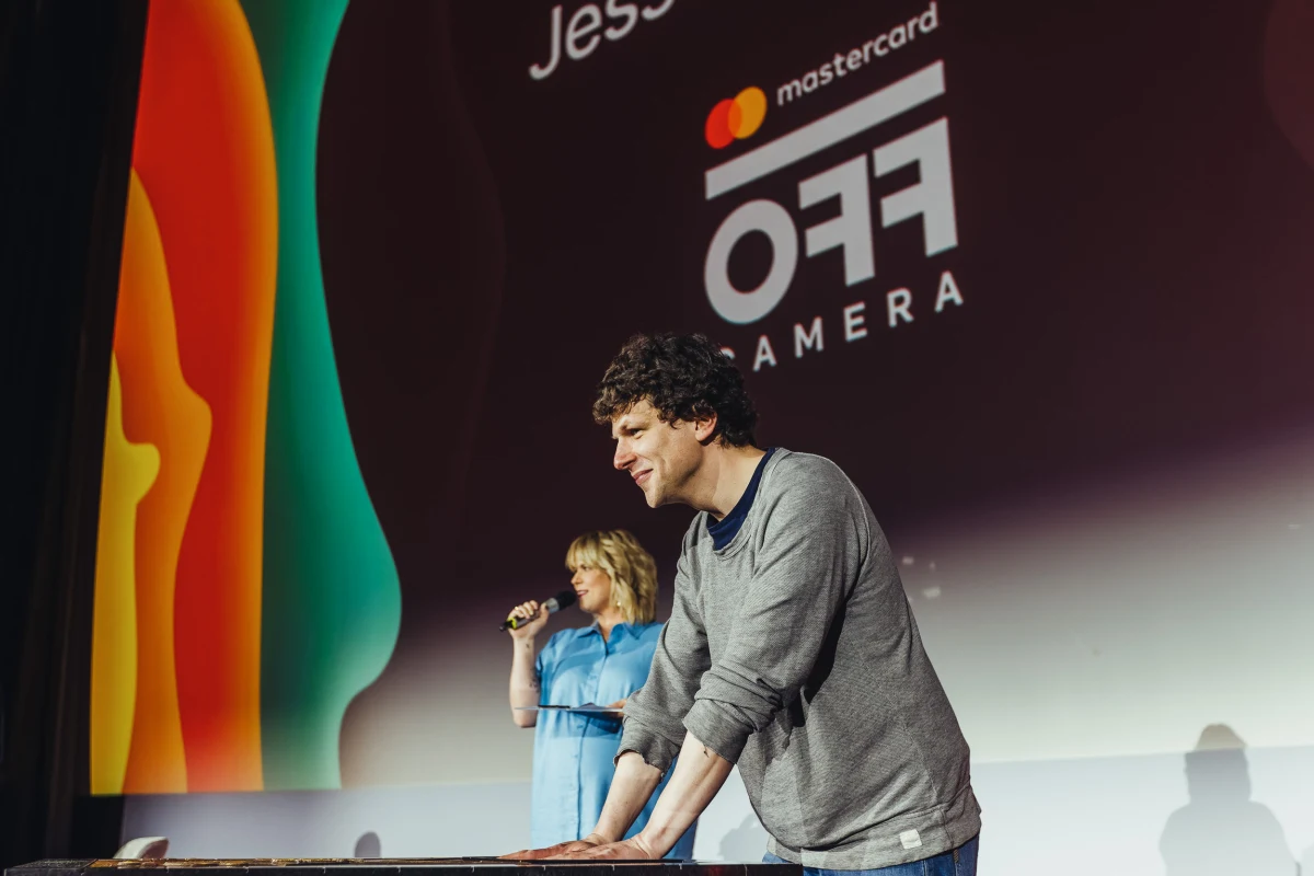 Dziś trzeci dzień festiwalu Mastercard OFF CAMERA. Wczoraj w Kinie Kijów odbył się pokaz specjalny filmu „When You Finish Saving The World” z udziałem reżysera - Jessego Eisenberga, który w rozmowie z Anną Tatarską opowiedział o jego związkach z Polską, różnicach między rolą aktora i reżysera a także współpracy z Julianne Moore i Finnem Wolfhardem.