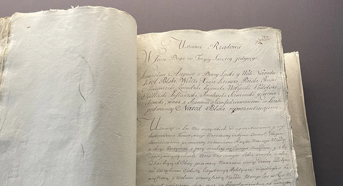 To pierwszy taki w Europie i drugi na świecie przyjęty w sposób demokratyczny akt prawny. Konstytucja 3 maja, której święto dziś obchodzimy, to wyjątkowy dokument, z którego jako Polacy możemy być bardzo dumni. Nie każdy jednak wie, że to cała księga. Jej kopie zostały sporządzone w co najmniej w kilku egzemplarzach.