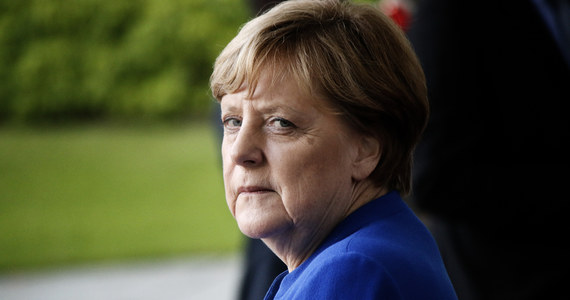 "Wolałabym importować gaz z Wielkiej Brytanii i Norwegii, jak to robiliśmy kiedyś, oraz z Holandii. Ale nie było to już możliwe. Dla nas pytanie brzmiało: droższy LNG, o jedną trzecią droższy, czy tańszy rosyjski gaz?" - tłumaczyła Angela Merkel, odpierając po raz kolejny zarzuty o firmowanie swoim nazwiskiem błędnej polityki Niemiec wobec Rosji. Była kanclerz otrzymała w Lipsku owację na stojąco.