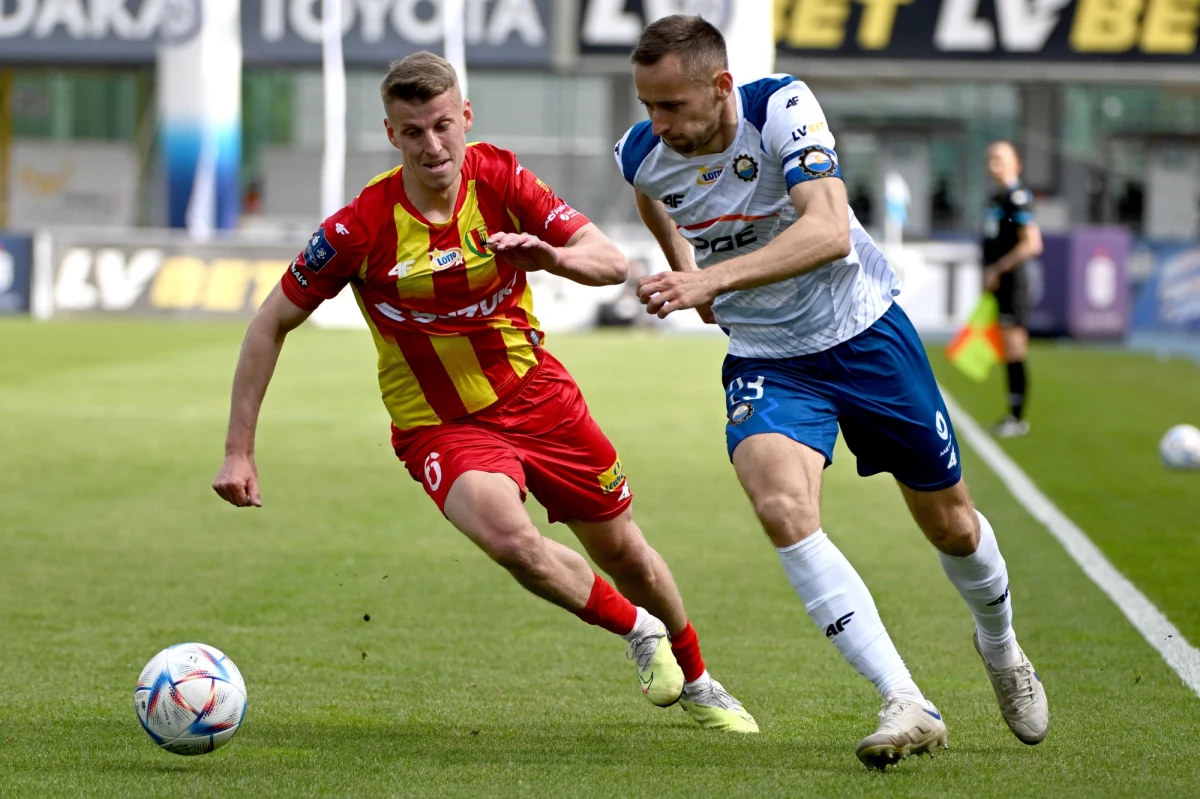 Piłkarze Stali Mielec pokonali Koronę Kielce 2:1, odnosząc pierwsze na swoim obiekcie ligowe zwycięstwo w 2023 roku. Trzy punkty mocno przybliżyły ich do utrzymania w Ekstraklasie.