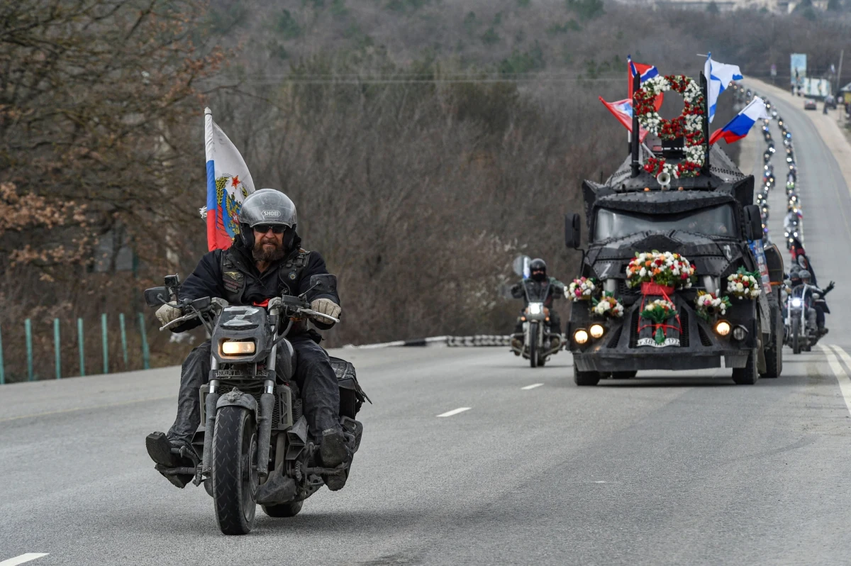 Motocykliści z klubu Nocne Wilki znowu ruszają w trasę, która ma upamiętnić zwycięstwo ZSRR nad III Rzeszą. O ile już w latach poprzednich przejazd Rosjan wzbudzał liczne kontrowersje, o tyle teraz, w czasie trwania wojny w Ukrainie, rajd po Europie zwolenników Władimira Putina można już oceniać w kategoriach cynicznej prowokacji. Tym bardziej, że motocykliści otwarcie przyznają się do popierania tzw. "wojskowej operacji specjalnej".