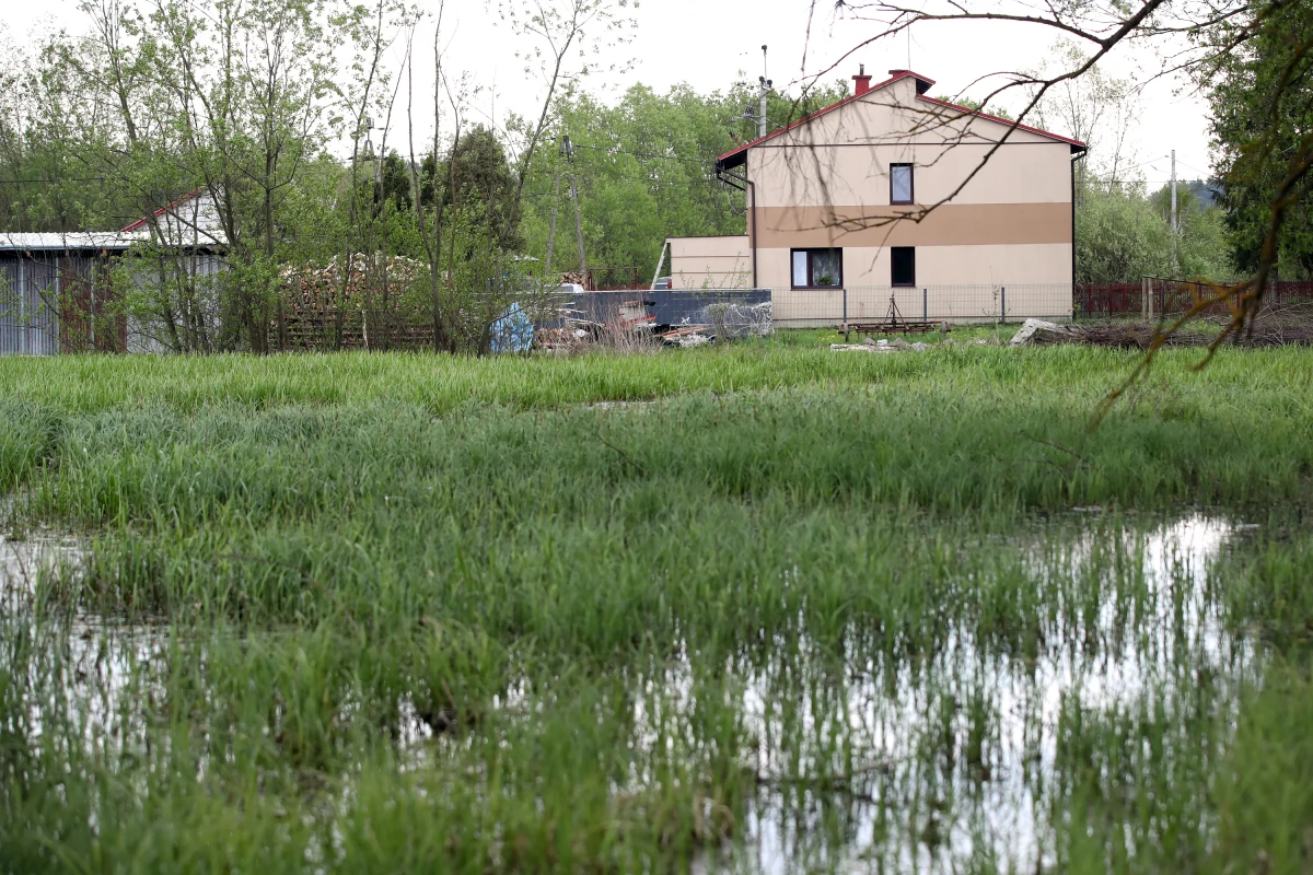 29-letni Tomasz U., zatrzymany w związku z rodzinną tragedią w Bąkowie na Podkarpaciu, usłyszał zarzuty zabójstwa swojej matki i babki oraz usiłowania zabójstwa dziadka. Mężczyźnie grozi kara dożywotniego więzienia. Jak informuje prokuratura, tłem zbrodni była awantura 29-latka z jego matką. 