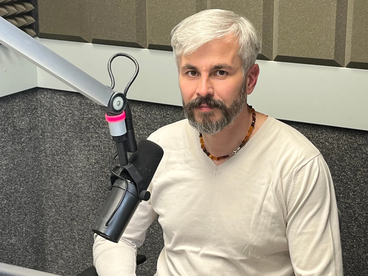 "W Polsce powstało już 6 albo 7 ambitnych firm, które zadeklarowały, że chcą wynieść obiekty na orbitę. Mamy też bardzo długą historię w Centrum Badań Kosmicznych PAN wynoszenia obiektów na orbitę" - powiedział w internetowym Radiu RMF24 Grzegorz Zwoliński, prezes firmy SatRev wyróżnionej przez Europejską Agencję Kosmiczną, laurem "wschodzącej gwiazdy technologii kosmicznych". Gość Krzysztofa Urbaniaka mówił również m.in. o możliwościach wykorzystania satelitów i o tym, jakie perspektywy w możliwym podboju kosmosu rysują się przed polskimi firmami.