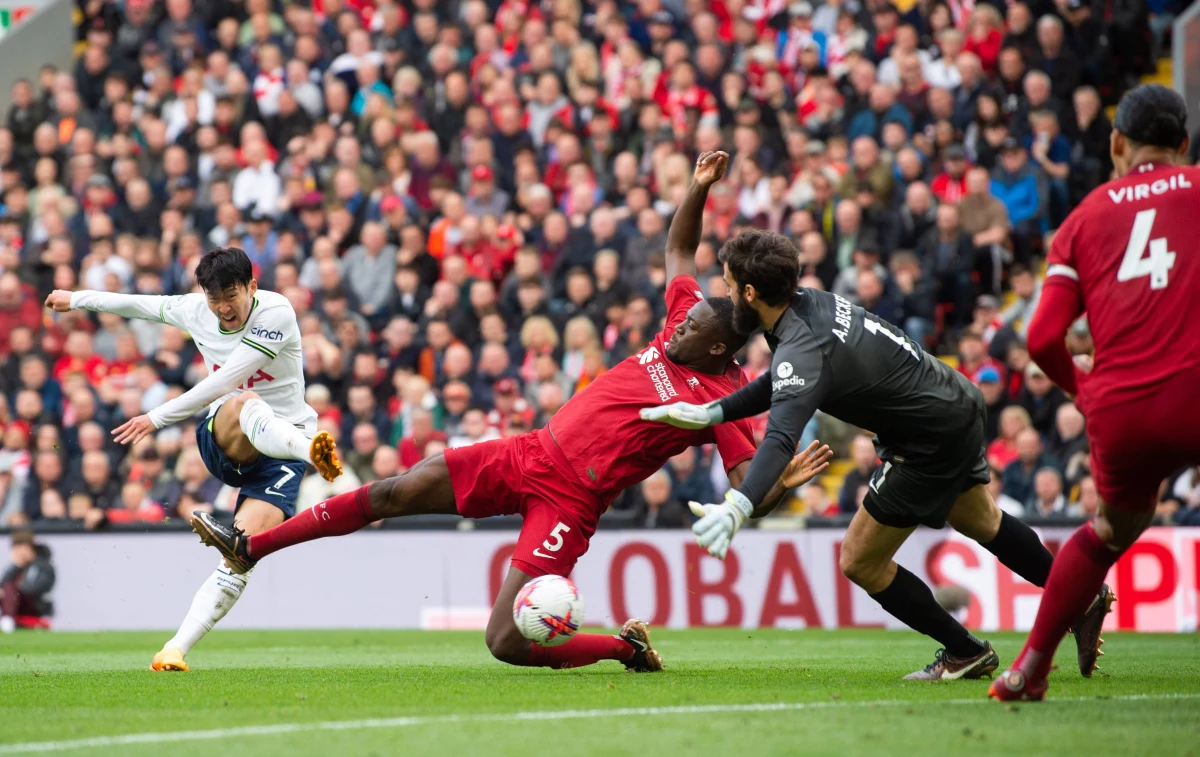 To było kolejne niesamowite popołudnie na Anfield. Piłkarze Liverpoolu i Tottenhamu stworzyli wspaniałe widowisko, chociaż pierwsza połowa nic takiego nie zapowiadała. "The Reds" po kwadransie prowadzili już 3:0, ale później do głosu doszli goście z Londynu.