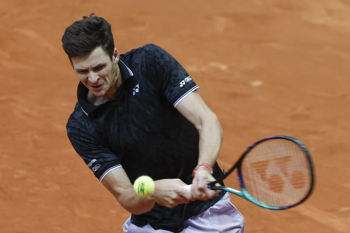 Hubert Hurkacz odpadł w trzeciej rundzie turnieju ATP 1000 na kortach ziemnych w Madrycie. Rozstawiony z numerem 12. polski tenisista przegrał z Chorwatem Borną Coricem (nr 17.) 6:7 (3-7), 3:6.

