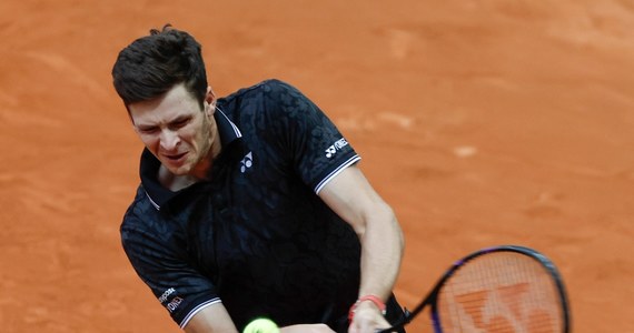 Hubert Hurkacz odpadł w trzeciej rundzie turnieju ATP 1000 na kortach ziemnych w Madrycie. Rozstawiony z numerem 12. polski tenisista przegrał z Chorwatem Borną Coricem (nr 17.) 6:7 (3-7), 3:6.
