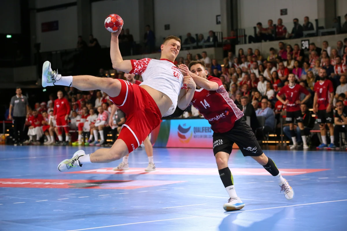 Polscy piłkarze ręczni na zakończenie kwalifikacji mistrzostw Europy 2024 pokonali w Ostrowie Wlkp. Łotwę 31:14 (16:9). Biało-Czerwoni kilka dni temu zwycięstwem nad Włochami zapewnili sobie awans do finałów, których gospodarzem będą Niemcy.