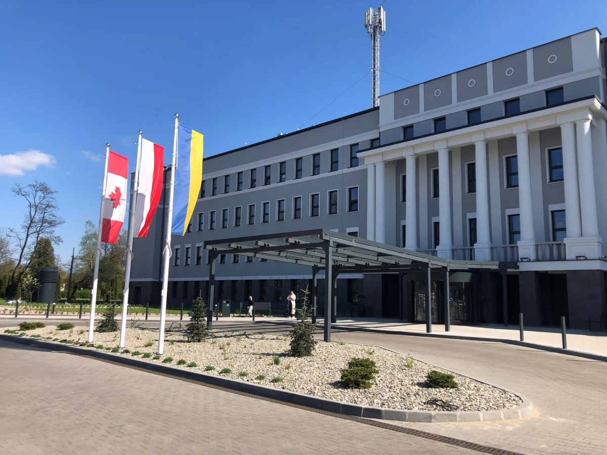 Niezwykła misja kanadyjskich lekarzy w Polsce. W szpitalu powiatowym w Czeladzi od soboty operują ofiary wojny w Ukrainie. Medyczna załoga licząca 52 wolontariuszy z Kanady przyleciała do Polski, by pomóc około 50 Ukraińcom  – cywilom i wojskowym, którzy zostali ranni na skutek inwazji Rosji.