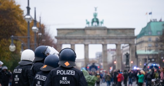 ​Demonstranci zaatakowali w niedzielę wieczorem policję w dzielnicy Kreuzberg. Podczas zorganizowanej przez lewicowców demonstracji kobiet uczestnicy rzucali w policję butelkami i petardami - podała agencja dpa. Co najmniej jedna z uczestniczek została aresztowana.