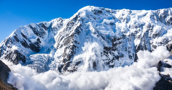 ​Dynamiczny wzrost temperatury w Tatrach w ciągu dnia negatywnie wpłynie na stabilność pokrywy śnieżnej - alarmują ratownicy TOPR, którzy na poniedziałek 1 maja ogłosili trzeci, znaczny stopień zagrożenia lawinowego.