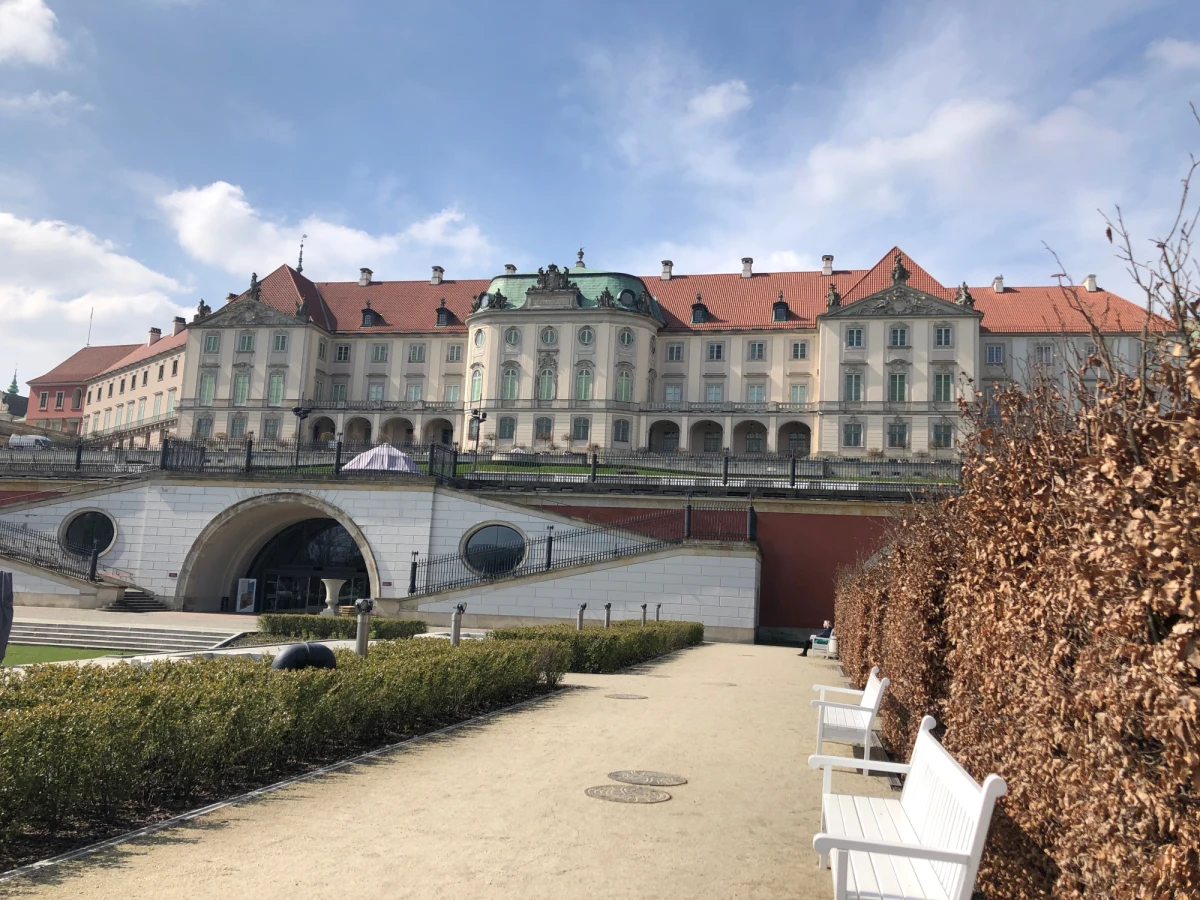 Pierwiosnki, bratki, niezapominajki, krokusy i żonkile - między innymi te kwiaty można obejrzeć w Ogrodach Zamku Królewskiego w Warszawie. Wraz z początkiem maja cały ich teren, w tym ogrody górne - po zimowej przerwie - jest już dostępny dla odwiedzających. 