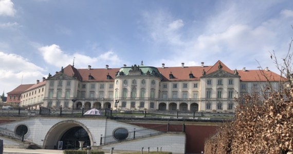 Pierwiosnki, bratki, niezapominajki, krokusy i żonkile - między innymi te kwiaty można obejrzeć w Ogrodach Zamku Królewskiego w Warszawie. Wraz z początkiem maja cały ich teren, w tym ogrody górne - po zimowej przerwie - jest już dostępny dla odwiedzających. 