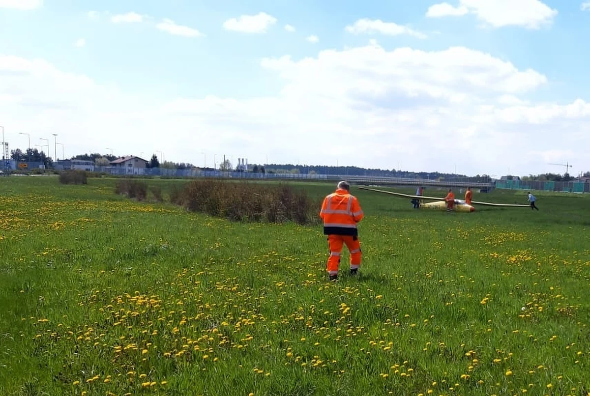 Są wstępne ustalenia dotyczące wczorajszego awaryjnego lądowania szybowca w rejonie autostrady A1 w Żorach na Śląsku. Jak informowaliśmy, nikomu nic się nie stało.