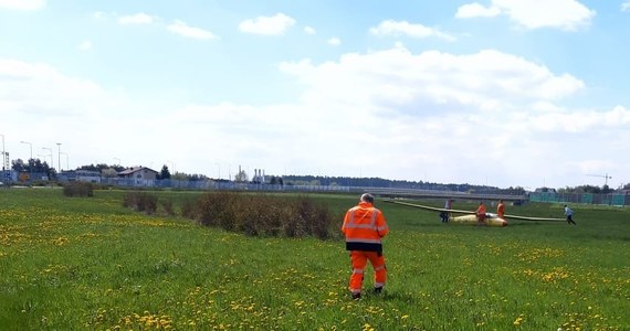 Są wstępne ustalenia dotyczące wczorajszego awaryjnego lądowania szybowca w rejonie autostrady A1 w Żorach na Śląsku. Jak informowaliśmy, nikomu nic się nie stało.