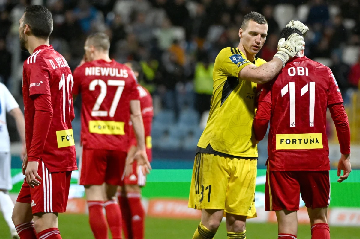 To, że Miedź Legnica spadnie z ekstraklasy, jest właściwie pewne. Oficjalnie jednak nikt jeszcze nie jest pewny tego, że kolejny sezon spędzi w 1. lidze. Drużyna z Legnicy zachowuje jeszcze matematyczne szanse na utrzymanie, ale dziś ta bańka mydlana może pęknąć. Wieczorem Miedź zagra z Cracovią i tylko zwycięstwo przedłuży resztki nadziei. Coraz gorzej wygląda też sytuacja Lechii Gdańsk i Śląska Wrocław.