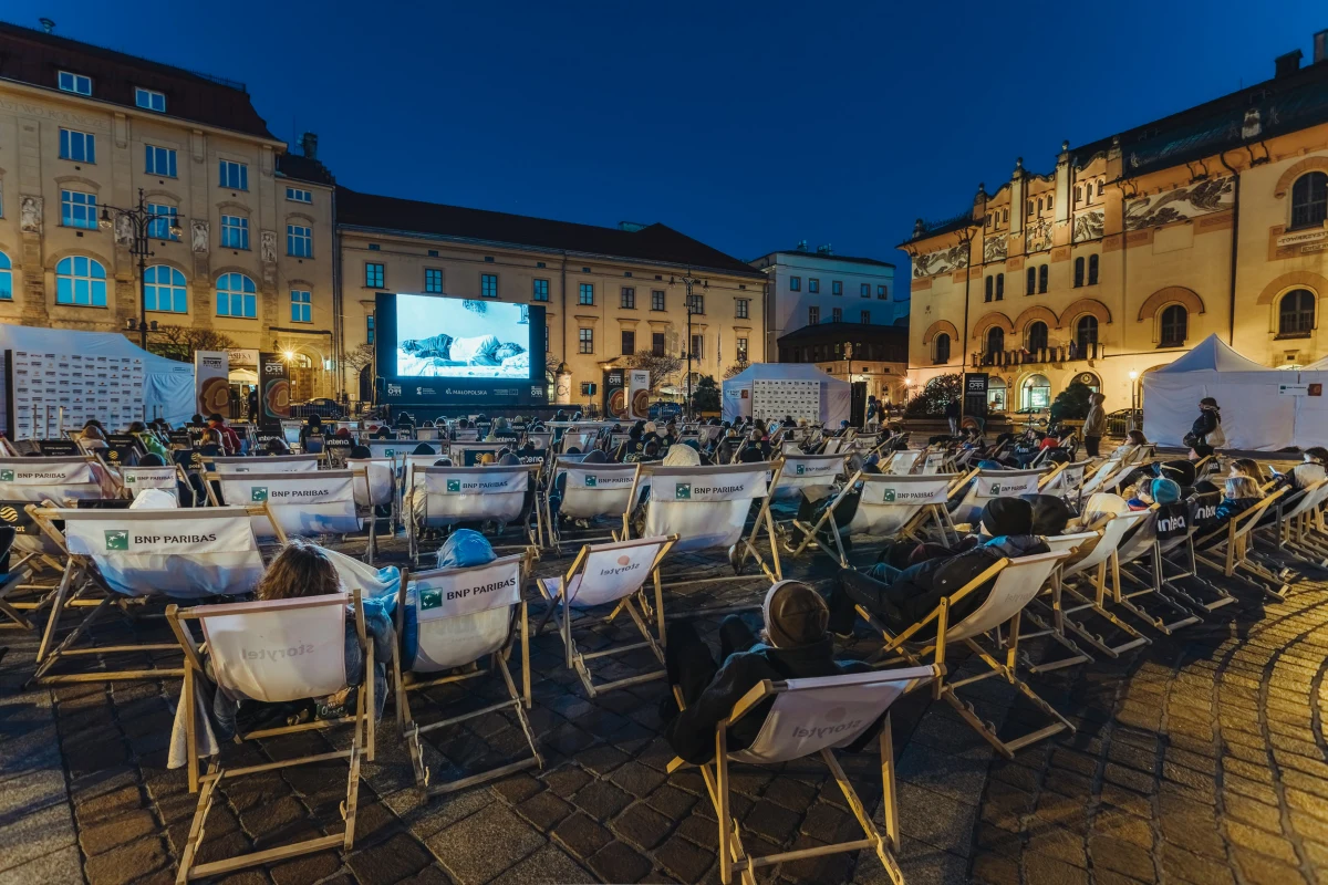 16. Mastercard OFF CAMERA nabiera tempa! Wczoraj widzowie mieli okazję obejrzeć dwa pierwsze odcinki serialu „Bring Back Alice” i spotkać się z twórcami głównych ról - Heleną Englert, Milą Jankowską, Vitalikiem Havrylą. Opowiadali oni o pracy w trakcie bijącej rekordy popularności produkcji HBO. 