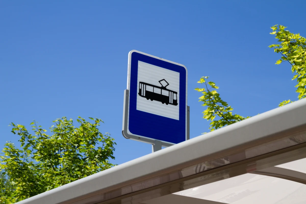 W długi majowy weekend mieszkańcy i turyści odwiedzający Kraków muszą liczyć się ze zmianami w kursowaniu komunikacji miejskiej. Zarząd Transportu Publicznego w Krakowie przekazał szczegółowe rozkłady jazdy w dniach 1-3 maja.