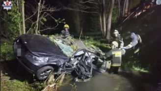 Bmw w strzępach. 40-letni kierowca wpadł wprost do rzeki. Był pijany 