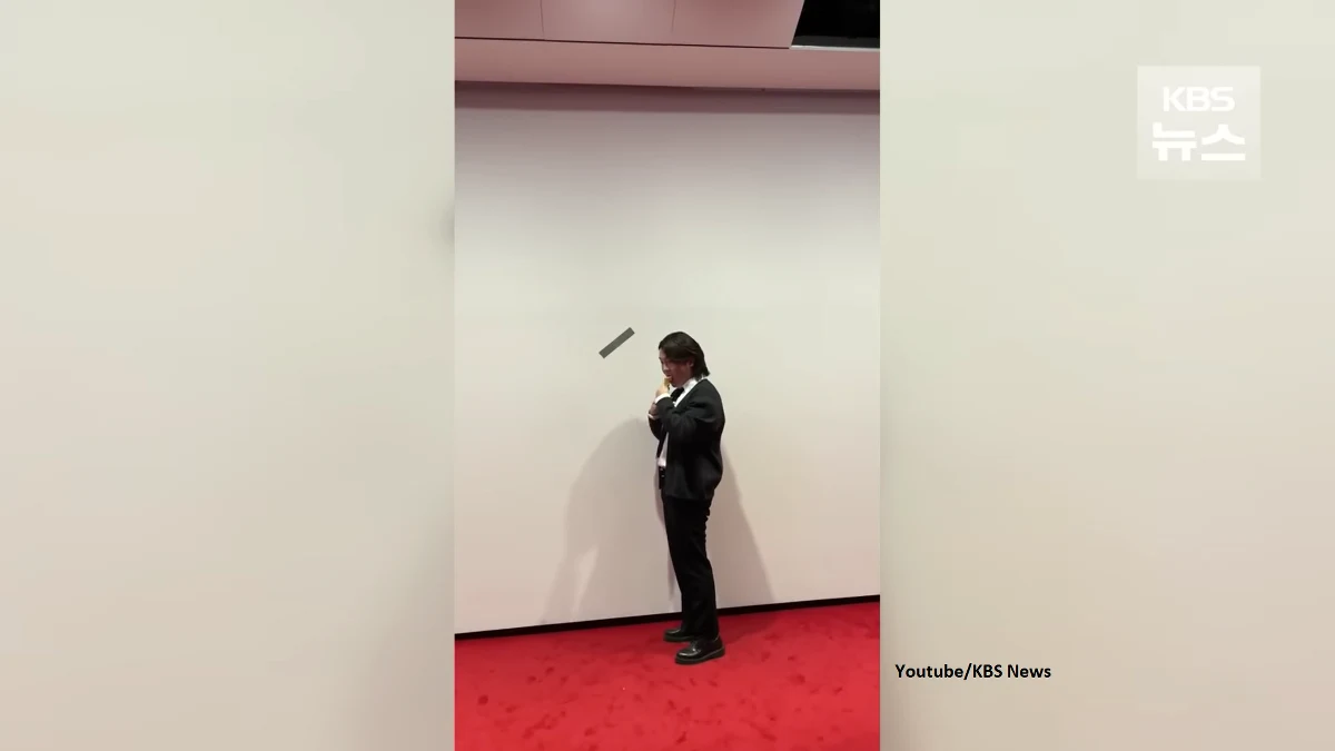 Student z Korei Południowej zjadł banana z instalacji znanego artysty Maurizio Cattelana. Mężczyzna tłumaczył, że był głodny, bo nie jadł śniadania.