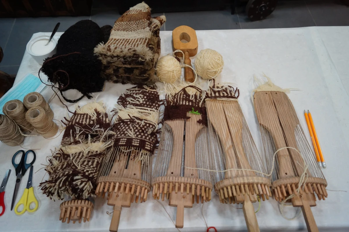 Zrekonstruowane zabytkowe rękawice furmańskie polskie i słowackie można od wtorku oglądać na wystawie w skansenie w Nowym Sączu. W 2022 r. tkanie łapawic przez górali nadpopradzkich zostało wpisane na krajową listę niematerialnego dziedzictwa kulturowego.
