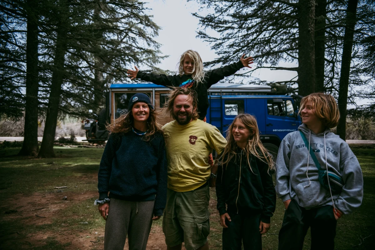 "Życie jest jedno i trzeba z tego korzystać. Nie znamy dnia ani godziny. Trzeba żyć. Trzeba oglądać świat, który jest piękny" - powiedziała Kasia z Big Five Family, która wraz z mężem Robertem i synami Leonem, Tymonem i Tytusem przemierza świat kamperem. Goście RMF24 postanowili sprzedać cały swój dobytek i wyruszyć w podróż dookoła świata, która zmieniła się w ich styl życia. Kasia i Robert Tkaczyk także opowiedzieli o blaskach i cieniach takiego życia.