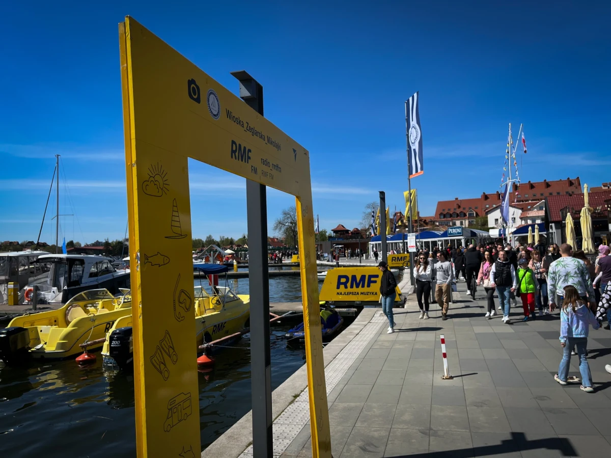 Wraz z początkiem maja na szlaku Wielkich Jezior Mazurskich rozpoczął się nowy sezon żeglarski. Mimo że pogoda w czasie długiego weekendu nie jest upalna, to turystów i miłośników wypoczynku na wodzie nie brakuje. Nasz wóz satelitarny zaparkował w żółto-niebieskiej Wiosce Żeglarskiej w Mikołajkach.