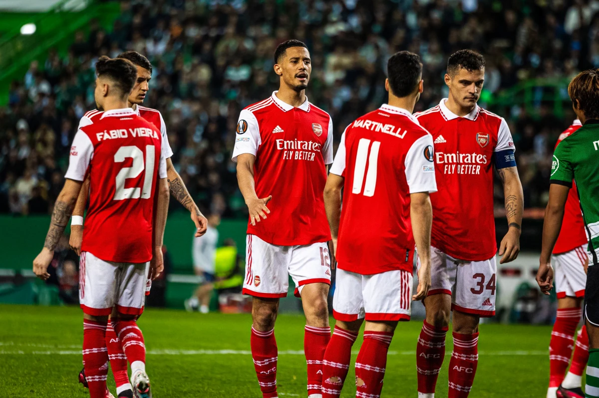 Już dziś o godzinie 21 odbędzie się spotkanie 34. kolejki angielskiej Premier League między dwoma londyńskimi zespołami - Arsenalem i Chelsea. Dla obu stron mecz może mieć kluczowe znaczenie w kontekście całego sezonu, który wielkimi krokami zbliża się ku końcowi. 