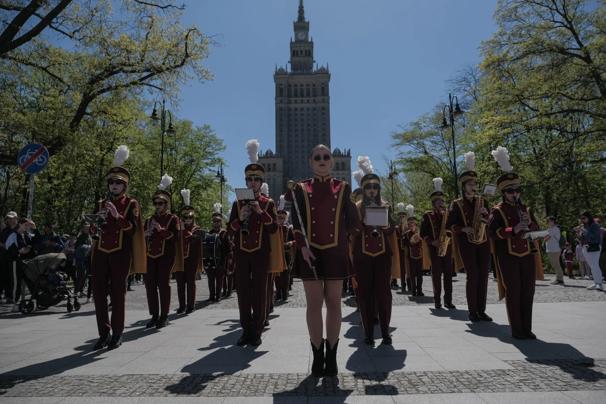 "Godna praca – godne życie" - to hasło tegorocznego marszu Lewicy i związków zawodowych, który przeszedł dziś ulicami Warszawy. Pochód rozpoczął się od wiecu koło Pałacu Kultury i Nauki. Podczas wystąpień liderzy Lewicy mówili o skróceniu dnia pracy o godzinę i zadeklarowali podwyżki w budżetówce, jeśli będą współrządzić.