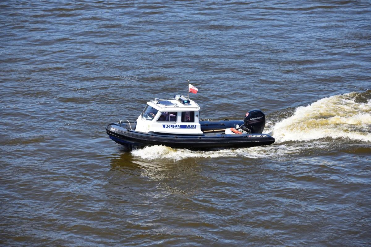 Ciało mężczyzny w poniedziałek zostało wyłowione z Wisły na wysokości miejscowości Stare Grochale (pow. nowodworski). Zwłoki zauważyli funkcjonariusze policji wodnej - poinformowała oficer prasowy z komendy powiatowej Policji w Nowym Dworze Mazowieckim podkom. Joanna Wielocha.