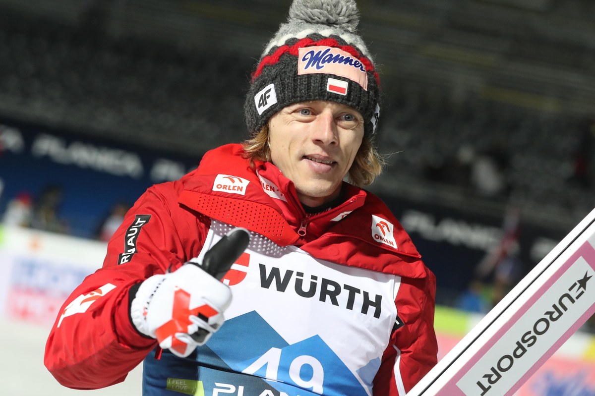 "Dawid Kubacki zaczął już trenować wspólnie z grupą" - poinformował trener polskiej kadry skoczków narciarskich Thomas Thurnbichler w rozmowie ze Skijumping.pl. 33-latek w marcu przedwcześnie zakończył starty w Pucharze Świata z powodu poważnych problemów zdrowotnych jego żony Marty.