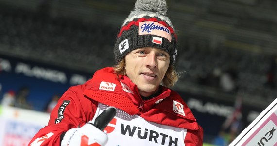 "Dawid Kubacki zaczął już trenować wspólnie z grupą" - poinformował trener polskiej kadry skoczków narciarskich Thomas Thurnbichler w rozmowie ze Skijumping.pl. 33-latek w marcu przedwcześnie zakończył starty w Pucharze Świata z powodu poważnych problemów zdrowotnych jego żony Marty.