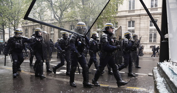 Zamieszki w Paryżu i wielu innych miastach Francji wybuchły w czasie pierwszomajowych demonstracji przeciwko reformie emerytalnej. Skrajnie lewicowe bojówki zaczęły podpalać samochody, rozbijać witryny sklepowe i atakować policjantów.