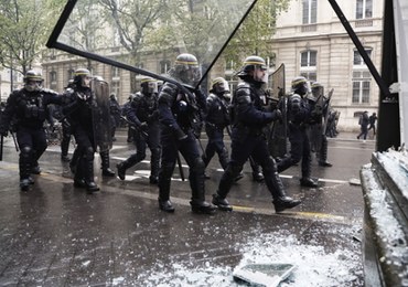 Zamieszki we Francji. Policjant podpalony koktajlem Mołotowa