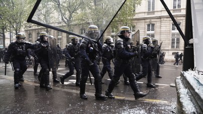 Zamieszki we Francji. Policjant podpalony koktajlem Mołotowa
