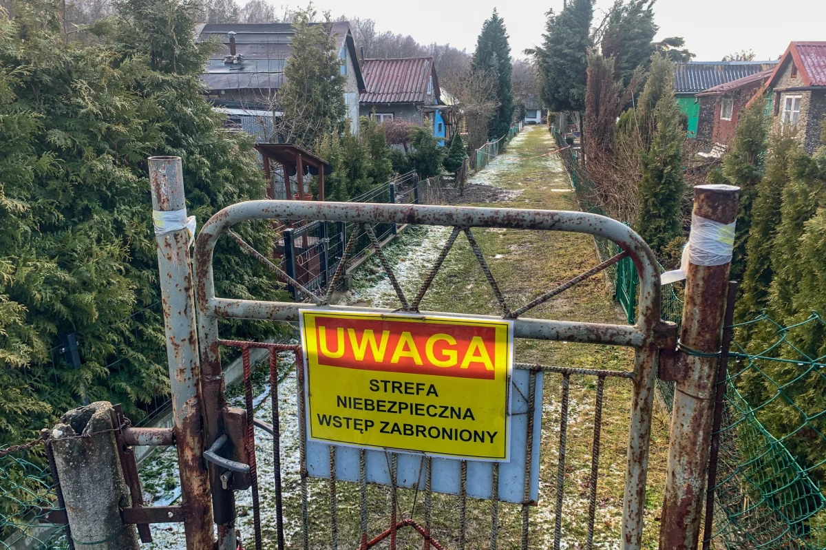 W Trzebini w poniedziałek weszło w życie rozporządzenie wojewody małopolskiego o zakazie wstępu na publiczne, oznakowane tereny zagrożone powstaniem zapadlisk. W weekend obszary te zostały na nowo, w sposób jednolity, oznaczone.