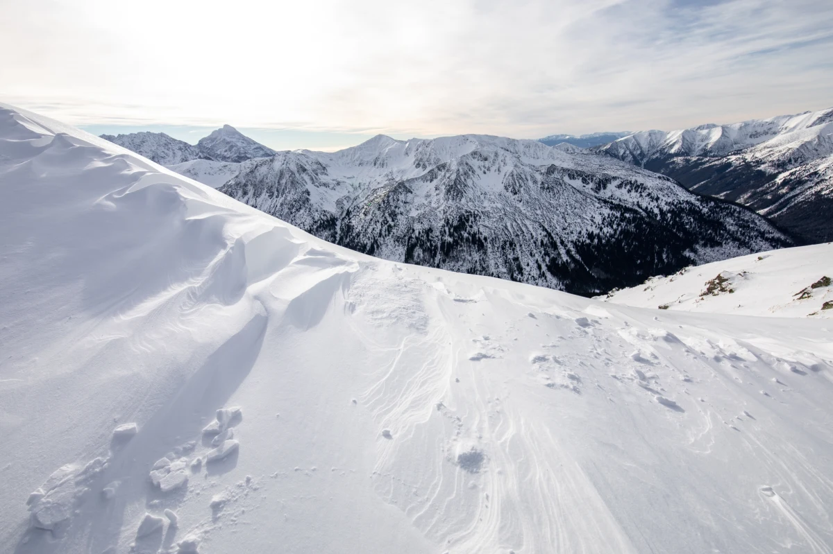 Tatrzańskie Ochotnicze Pogotowie Ratunkowe w dalszym ciągu ostrzega przed lawinami. Na wtorek ogłosiło drugi stopień zagrożenia. W poniedziałek obowiązuje zaś lawinowa trójka. Alerty są związane z prognozowanym wzrostem temperatury powietrza.