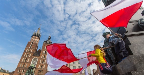 2 maja świętujemy Dzień Flagi. Uczcij z nami ten wyjątkowy czas i dołącz do naszej akcji. Mamy takie marzenie, by dzisiaj wszyscy Polacy - ci w kraju i ci rozsiani po całym świecie - spotkali się w RMF FM! Wystarczy oznaczyć się na naszym wirtualnym globusie i słuchać RMF FM!