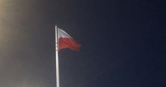 ​Wyjątkową flagę można zobaczyć przy rondzie Zgrupowania AK "Radosław" w Warszawie. Jest to pomnik w formie masztu flagowego o wysokości 60 metrów, który upamiętnia między innymi Polskę Walczącą oraz powstanie warszawskie. Maszt flagowy został zbudowany w 2014 roku i od tamtej pory jest najwyższym masztem tego typu w naszym kraju, z flagą o największej powierzchni w Polsce.