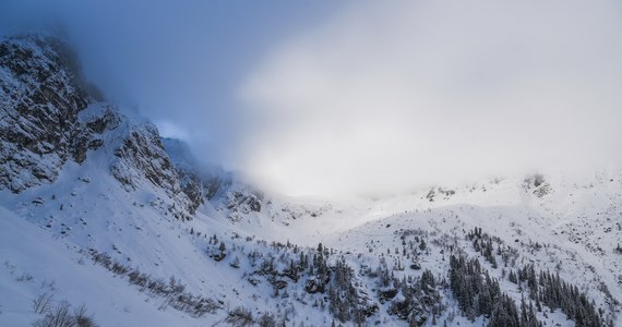 ​Z trzeciego do drugiego stopnia zmalało we wtorek zagrożenie lawinowe w Tatrach, ale wysoko jest nadal niebezpiecznie. Wysoka temperatura niekorzystnie wpłynie na stabilność pokrywy śnieżnej, w szczególności na stokach nasłonecznionych - ostrzegają ratownicy TOPR.