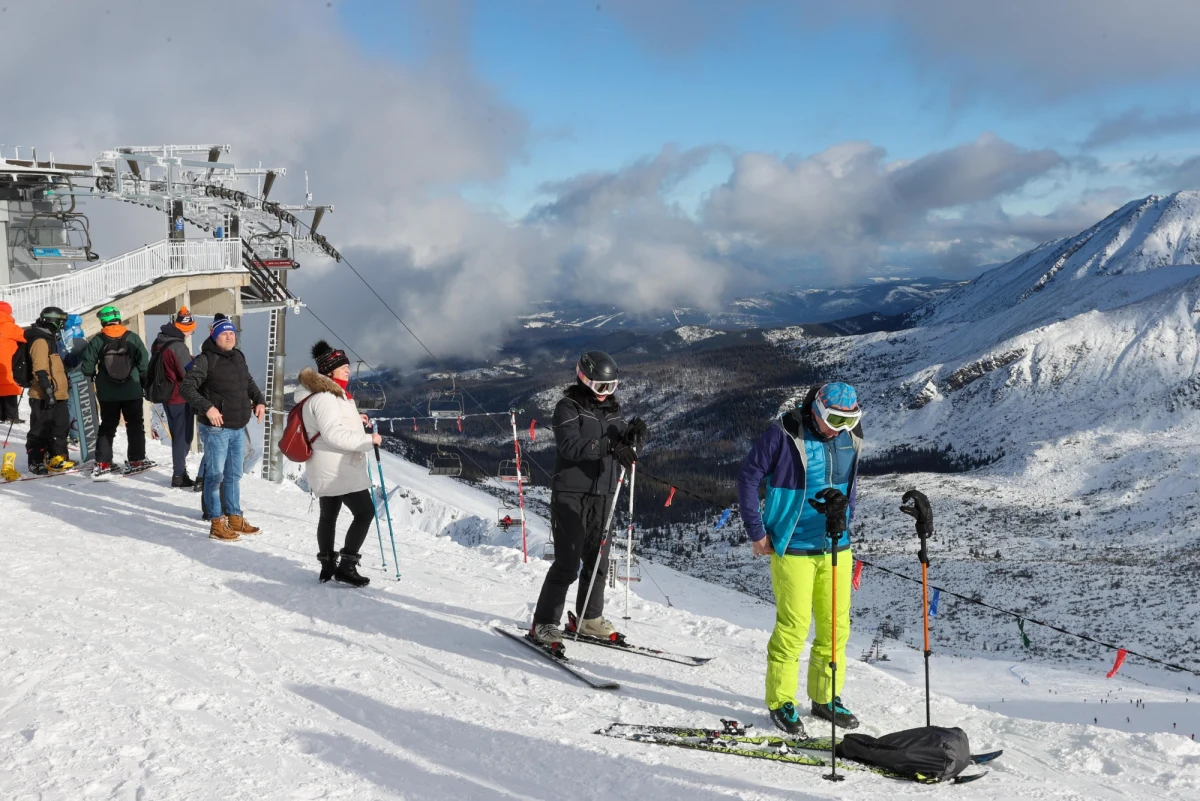 ​Jeszcze do niedzieli narciarze mogą jeździć po szlakach w Tatrach oraz korzystać z wyciągu z Doliny Gąsienicowej na Kasprowy Wierch. Od 8 maja, z uwagi na ochronę przyrody, Tatry zostaną zamknięte dla uprawiania narciarstwa. Wyjątkiem jest szlak na Rysy, który będzie dostępny dla narciarzy wysokogórskich do 21 maja.