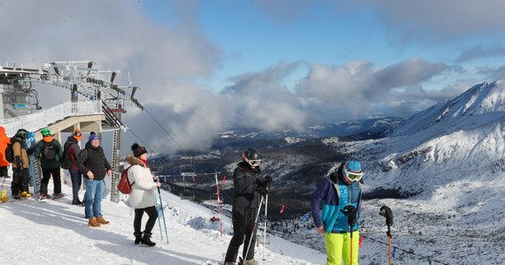 ​Jeszcze do niedzieli narciarze mogą jeździć po szlakach w Tatrach oraz korzystać z wyciągu z Doliny Gąsienicowej na Kasprowy Wierch. Od 8 maja, z uwagi na ochronę przyrody, Tatry zostaną zamknięte dla uprawiania narciarstwa. Wyjątkiem jest szlak na Rysy, który będzie dostępny dla narciarzy wysokogórskich do 21 maja.