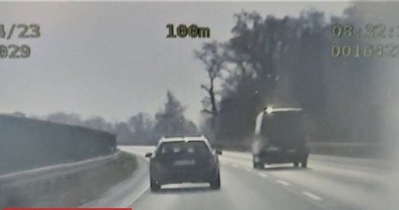 Jechał aż 195 km/h na odcinku, gdzie obowiązuje ograniczenie do 110 km/h. Namierzony przez policjantów kierowca auta osobowego został zatrzymany przez legnickich policjantów na autostradzie A4. Jak się okazało, mężczyzna był również poszukiwany. 