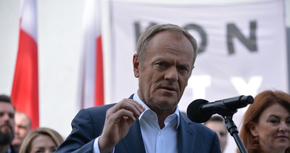 „3 maja będziemy głośno i zdecydowanie krzyczeć, że biało-czerwona flaga jest powodem do dumy wszystkich Polek i Polaków, a nie partii rządzącej, i że konstytucja to coś, czego władza powinna przestrzegać” - podkreślił szef PO Donald Tusk. We wtorek lider PO wziął udział w prezentacji muralu "KONSTYTUCJA" przy ulicy Szaserów w Warszawie.