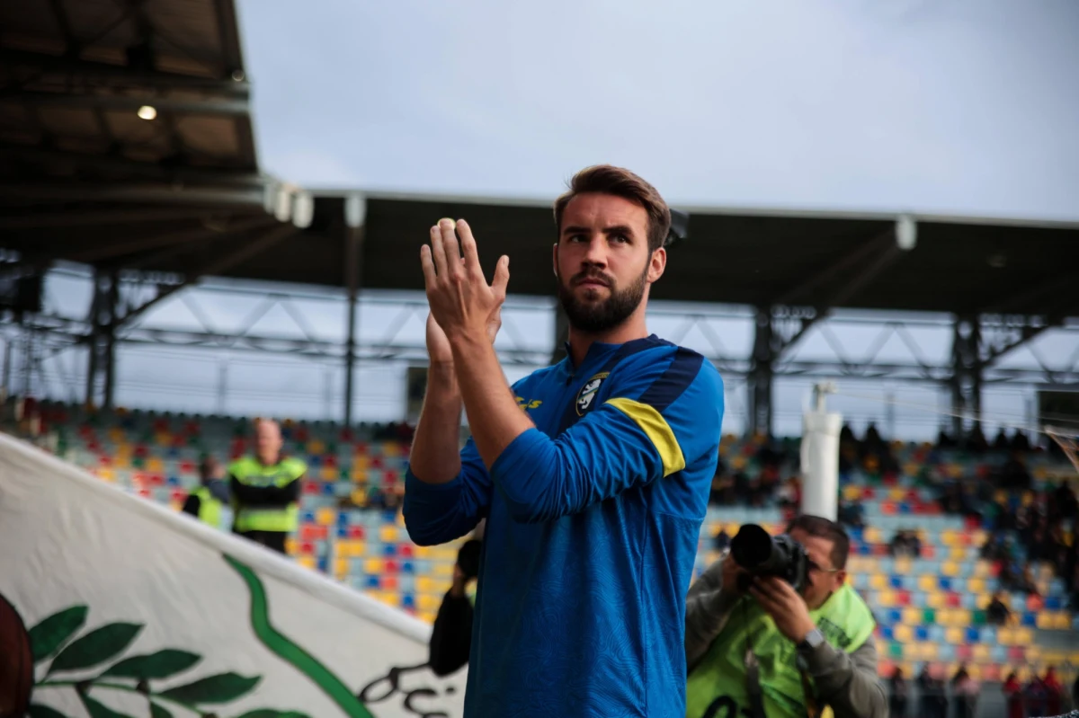 Cztery sezony - tyle czekała drużyna Frosinone Calcio na powrót do włoskiej elity. Ostatni raz zespół, w którym występuje Przemysław Szymiński, występował w Serie A w sezonie 2018/19. Dziś, jeszcze przed zakończeniem sezonu, cieszy się z upragnionego awansu.