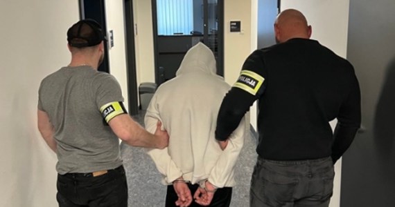 ​Gdańscy policjanci zatrzymali 45-latka, w którego mieszkaniu znaleźli 35 kilogramów narkotyków. Mężczyzna usłyszał zarzut obrotu znaczną ilością środków odurzających i substancji psychotropowych.