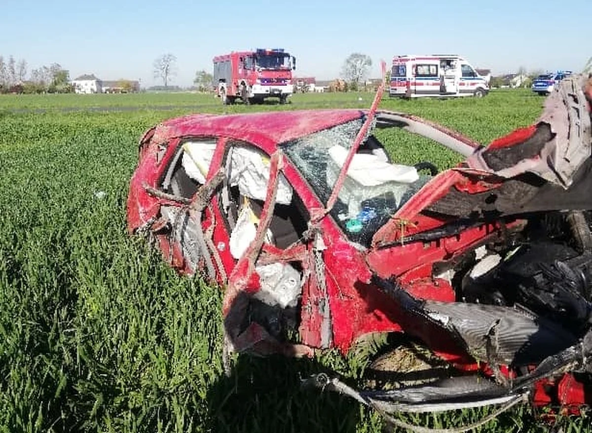Do tragicznego wypadku doszło w miejscowości Karsznice Duże niedaleko Łowicza (Łódzkie). W wyniku dachowania samochodu osobowego zginął 39-latek. 
