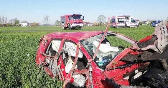 Do tragicznego wypadku doszło w miejscowości Karsznice Duże niedaleko Łowicza (Łódzkie). W wyniku dachowania samochodu osobowego zginął 39-latek. 