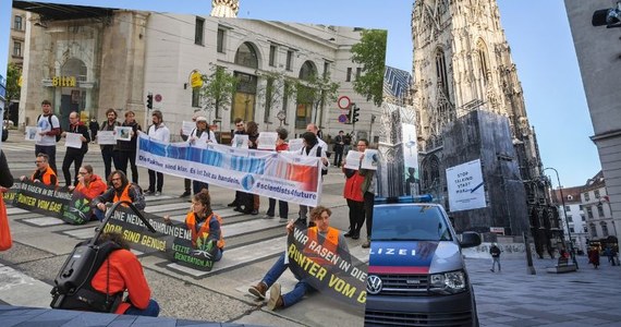 Rozpoczęła się zapowiadana na maj przez aktywistów klimatycznych z ruchu Ostatnie Pokolenie (Letzte Generation) trzytygodniowa fala protestów. Jak podał austriacki dziennik "Kronen Zeitung", o godz. 8 rano w centrum Wiednia protestujący zablokowali ulice.
