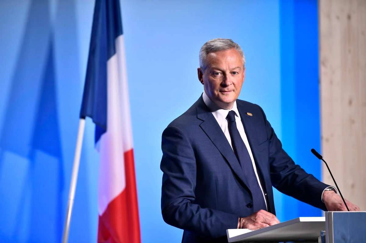Nowa powieść francuskiego ministra finansów stała się przyczyną skandalu. Bruno Le Maire umieścił w niej scenę, którą - nawet według francuskich standardów - uznać wypada za wyjątkowo lubieżną. Główny księgowy francuskiego państwa krytykowany jest jednak nie tyle za ten wulgarny opis erotycznych wybryków bohatera swojej trzynastej książki, co za to, że ma czas przelewać obrazy ze swojej wyobraźni na papier w czasie, gdy obywatele biednieją, a miliony protestują na ulicach. Na domiar złego krótko po tym, jak książka pod koniec zeszłego tygodnia trafiła na rynek, jedna z wyroczni światowego rynku długu, agencja Fitch, obniżyła klasyfikację wiarygodności kredytowej Francji. 
